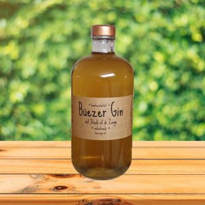 Vom Feld ins Glas, Getränke, Food, Food Deluxe, Fine Food, Accessoires, otrend.ch, opower.ch, omarket.ch, otrend, opower, omarket, trend, power, market, Trends, Trend-Scout, Trend-Shop, Online-Shop, Bernevo, Bernevo AG, Zuckerrüben, Zuckerrübenschnaps, Schnaps, Cocktail, Rum, Swissmade, Geschenk, Geschenkidee, Geschenkbox, Röm, Röm el Primero «puur», Röm el Primero «fiin», Röm el Primero, Fass, Fässli, Box, Röm-Box, Röm-Fässli, klaar, bruun, Neutrum, Tanne, Tannä, Bouquet, Rum Cola, Skipiste, Neutrum «klaar», Neutrum «bruun», Neutrum-Duo, Likör. Tannä-Likör, Tannä-Likör Doppelpack, Tannä-Likör 50ml 100er BOX, Büezer Gin, Gin, Botanicals, Flasche, Gin-Cocktails, Handwerkskunst, bodenständig, Swissmade, Schweiz, Geschmack, Chili Gin